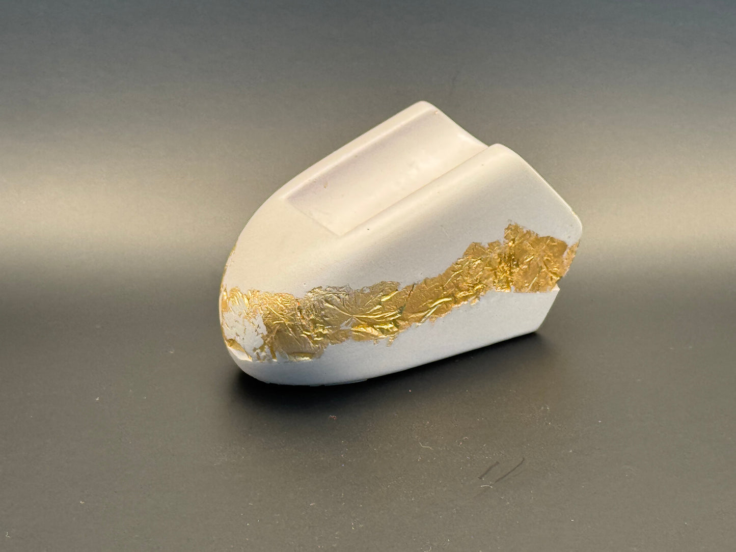 Bouchonnet: Beton Weiß mit Goldverzierung