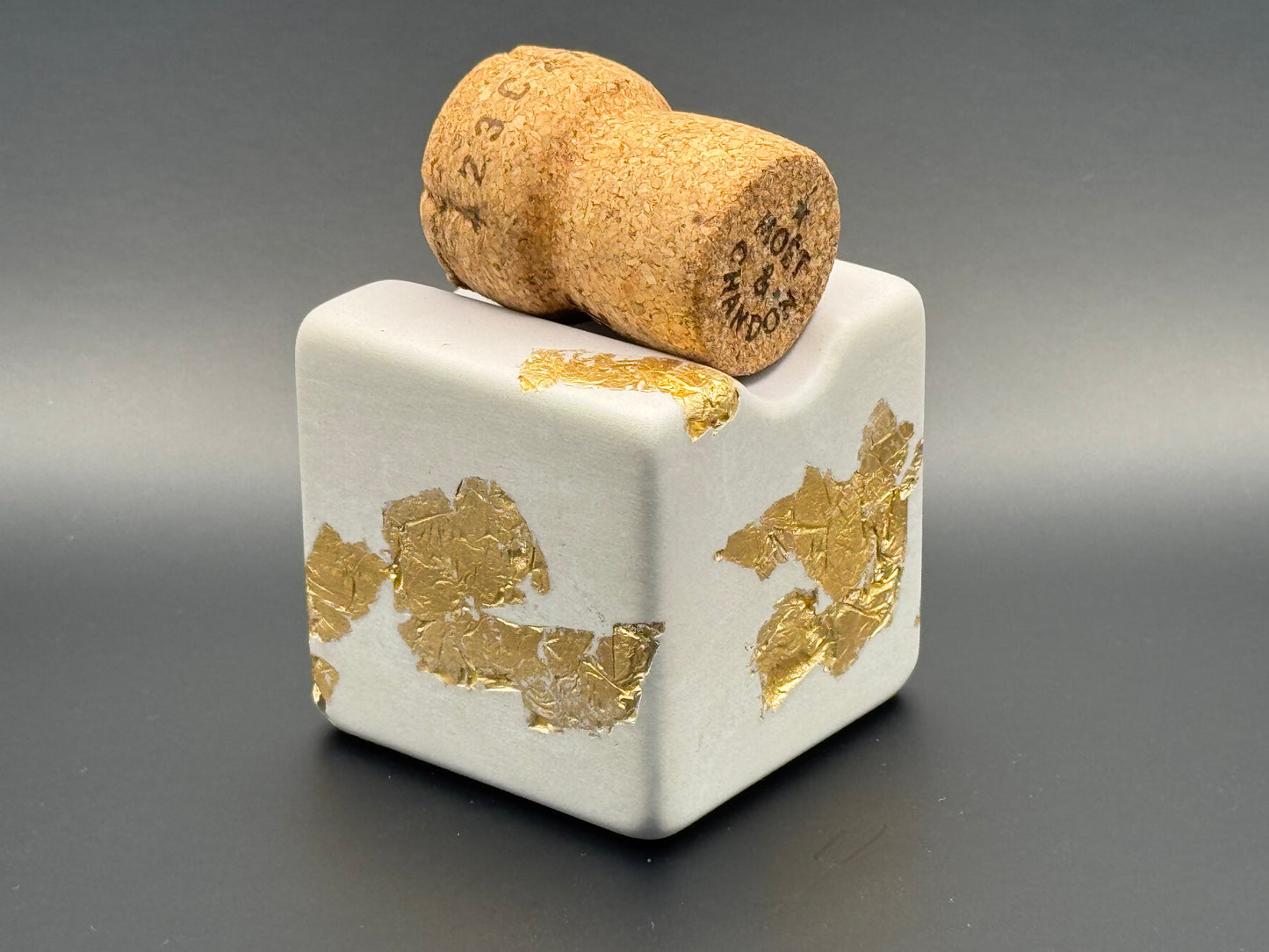 Würfel-Bouchonnet: Beton Weiß mit Goldverzierung