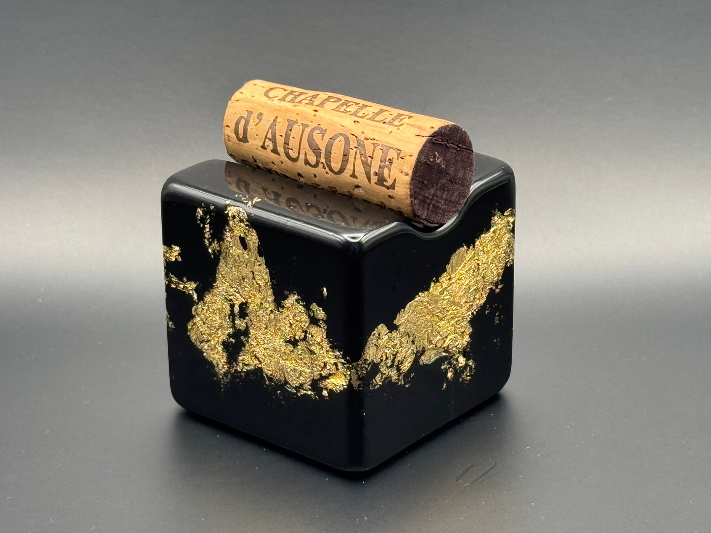 Würfel-Bouchonnet: Beton Schwarz mit Goldverzierung