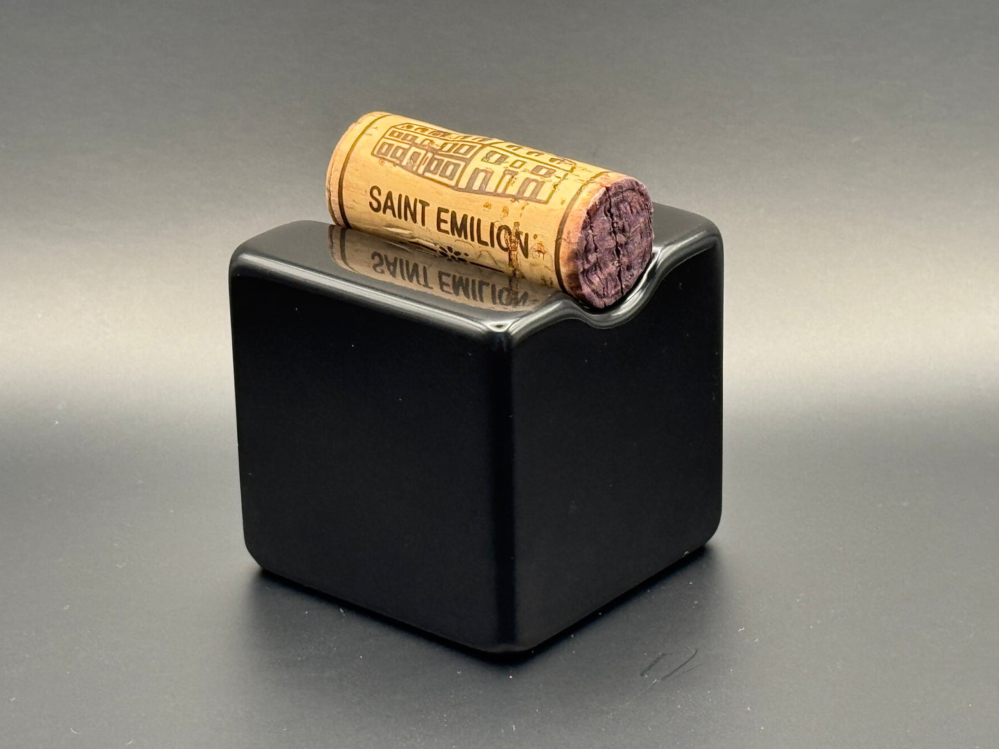 Würfel-Bouchonnet: Beton Schwarz