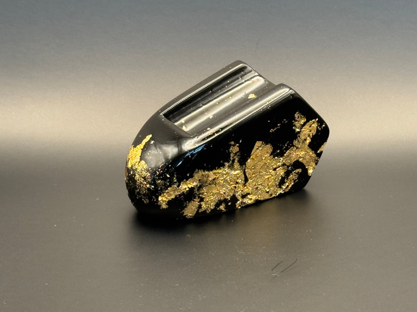 Bouchonnet: Black concrete with gold decoration