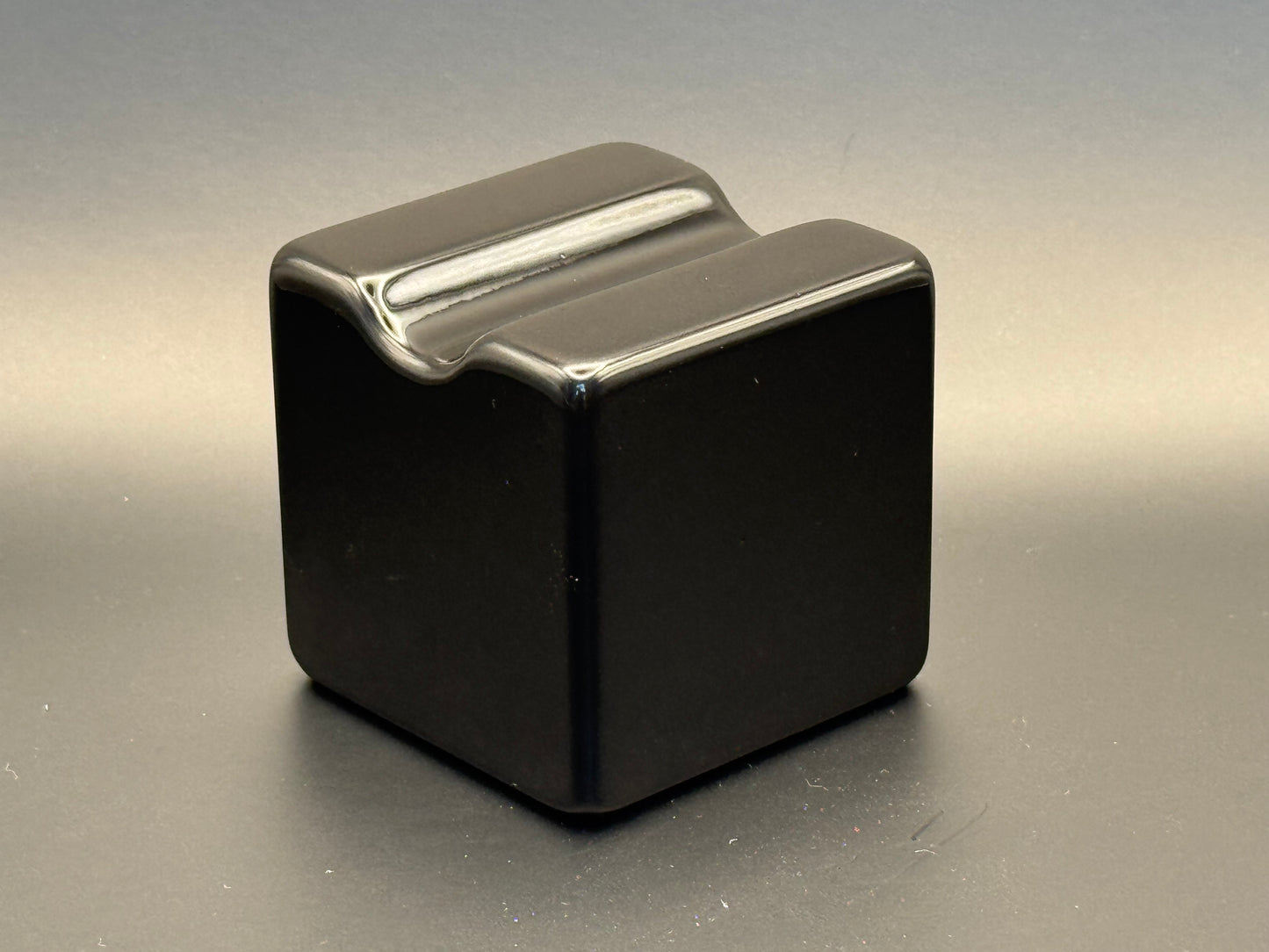 Würfel-Bouchonnet: Beton Schwarz