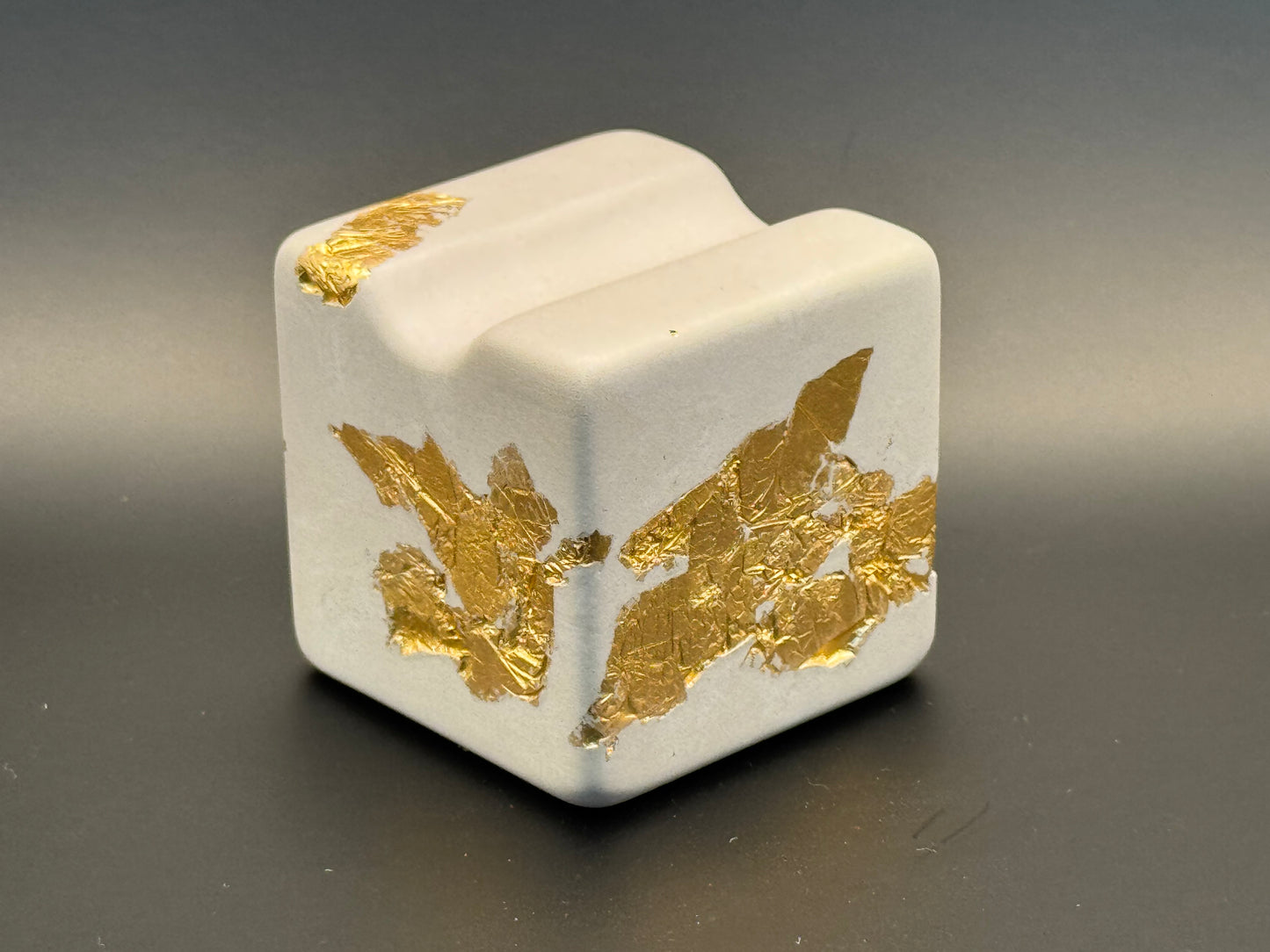 Würfel-Bouchonnet: Beton Weiß mit Goldverzierung