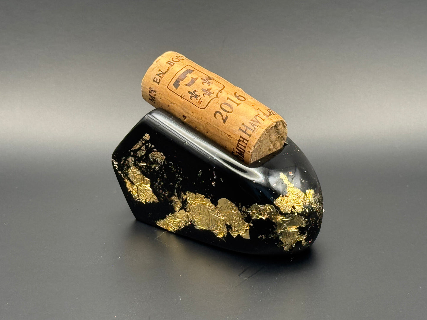 Bouchonnet: Black concrete with gold decoration