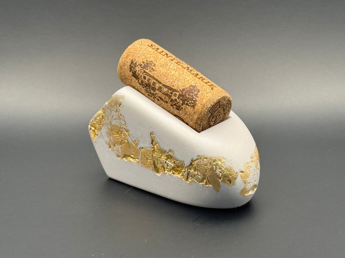 Bouchonnet: Beton Weiß mit Goldverzierung